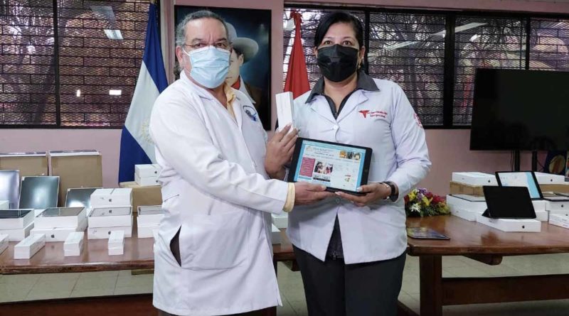 Médicos del MINSA sostienen uno de los nuevos equipos de comunación (Ipad)