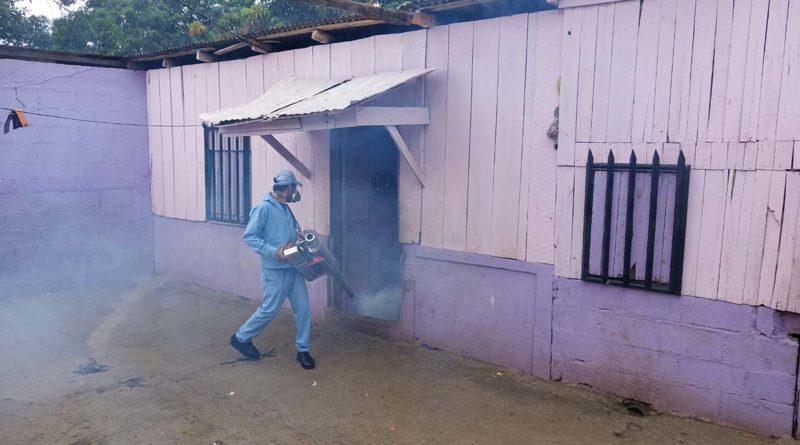 Brigadista del MINSA realiza fumigación en una vivienda del barrio Santa Rosa