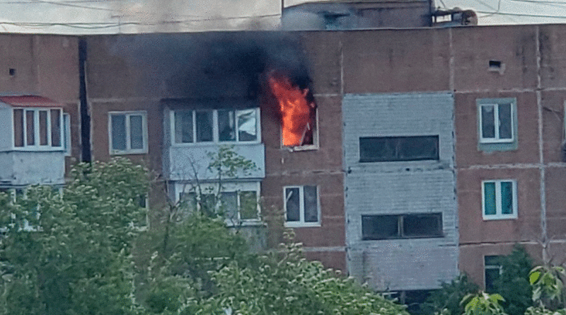 Edificio en llamas en Donetsk, luego de ser impactado por un proyectil de las fuerzas neonazis ucranianas