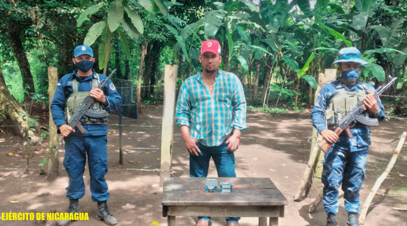Efectivos de la Fuerza Naval de Nicaragua custodiando al ciudadano nicaragüense Silvio José Marín Sequeira, quien transportaba de manera ilegal en la embarcación de nombre “IAN”, 4 cajas con 200 cartuchos calibre .22.