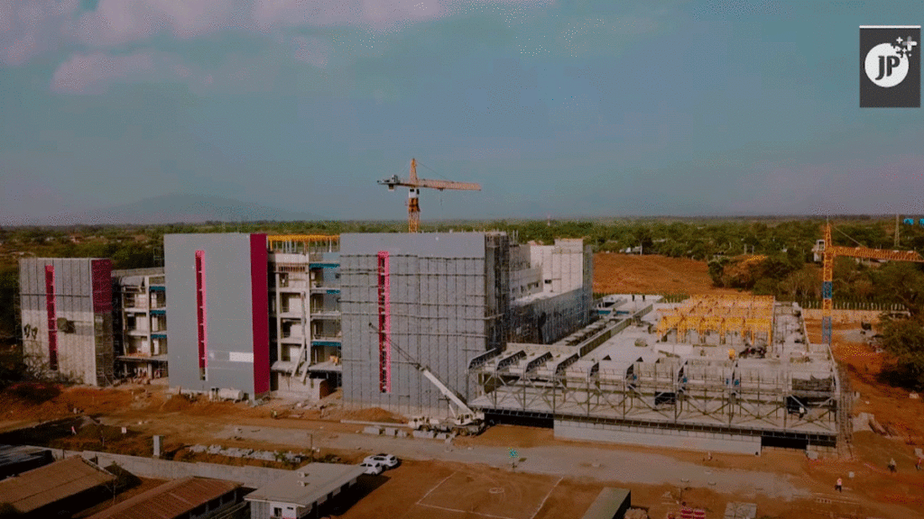 Construcción del Hospital Escuela Óscar Danilo Rosales Argüello (HEODRA) en el departamento de León, Nicaragua.