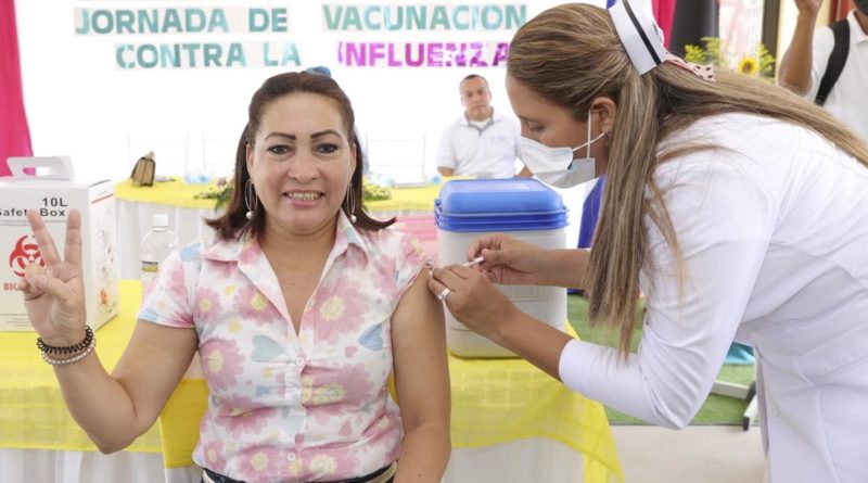 Personal médico del Ministerio de Salud aplica vacuna contra la influenza a un menor de edad