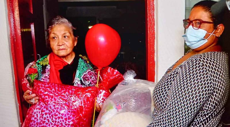Jóvenes de Promotoría Solidaria entregan paquetes alimenticios a madres de héroes y mártires de Managua