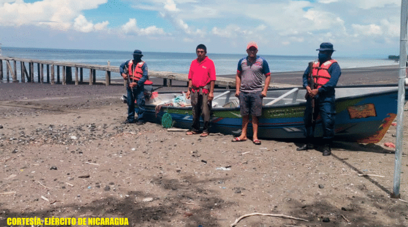 Efectivos de la Fuerza Naval con detenidos por realizar pesca ilegal.