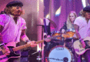 Johnny Depp tocando en el concierto de su buen amigo Jeff Beck que se realizó en Sheffield, Reino Unido.