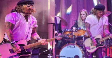 Johnny Depp tocando en el concierto de su buen amigo Jeff Beck que se realizó en Sheffield, Reino Unido.