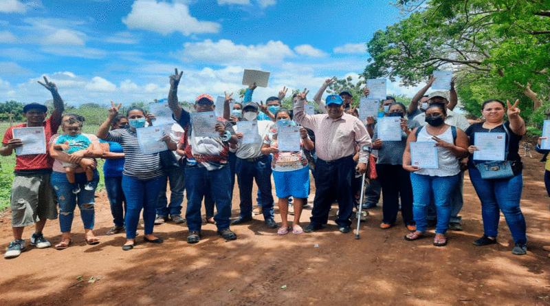 Familias con sus certificados de lotes del Programa Bismarck Martínez.