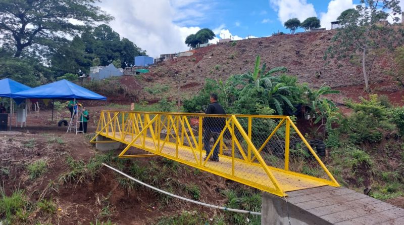 Familias disfrutan del puente peatonal inaugurado en el costado oeste del cementerio municipal de Juigalpa, Chontales.
