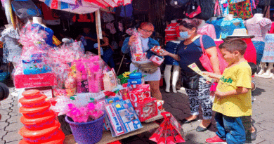 Comerciantes ofreciendo variedad de productos para el día de las madres nicaragüenses.