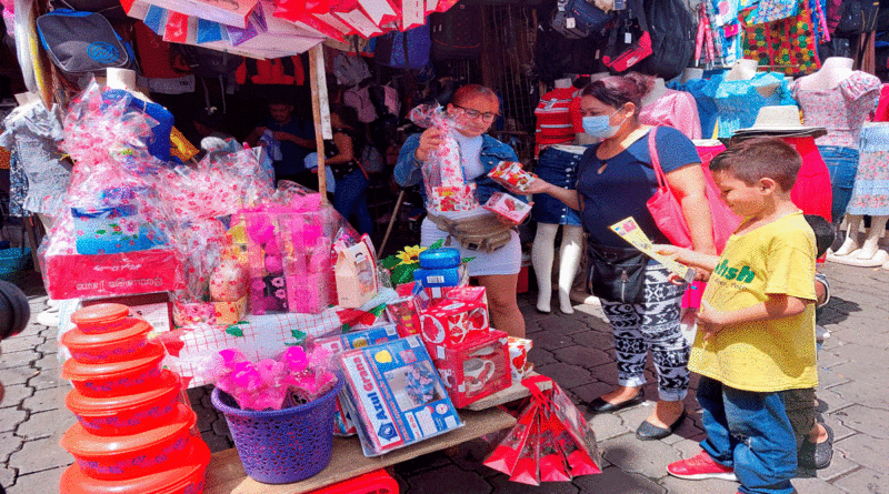 Comerciantes ofreciendo variedad de productos para el día de las madres nicaragüenses.