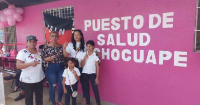 Familias frente al Puesto de Salud de Pochocuape