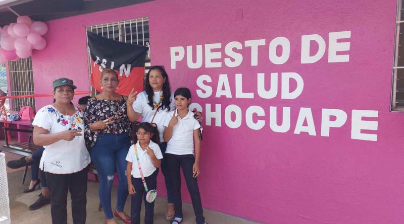 Familias frente al Puesto de Salud de Pochocuape