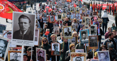 Cientos de miles participando en la marcha del Regimiento Inmortal en Moscú