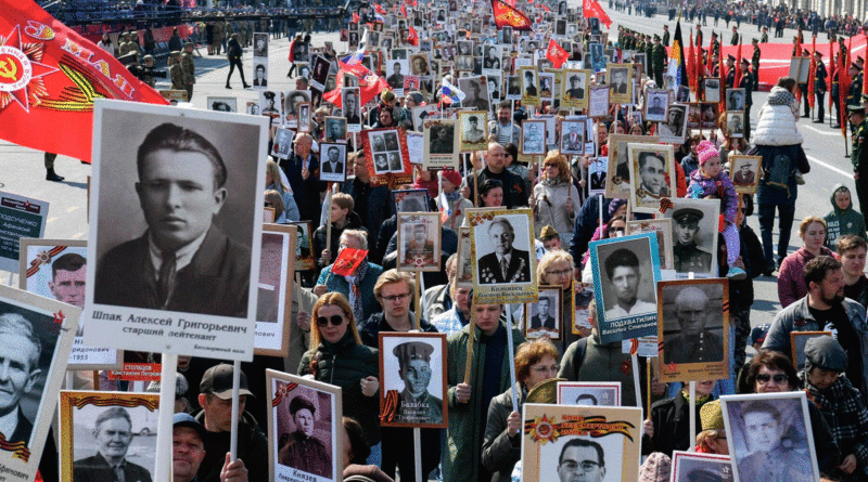 Cientos de miles participando en la marcha del Regimiento Inmortal en Moscú