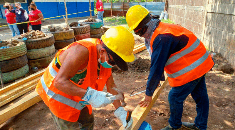 Trabajadores de la construcción en obras de mejoramiento del colegio José Dolores Estrada de Tipitapa