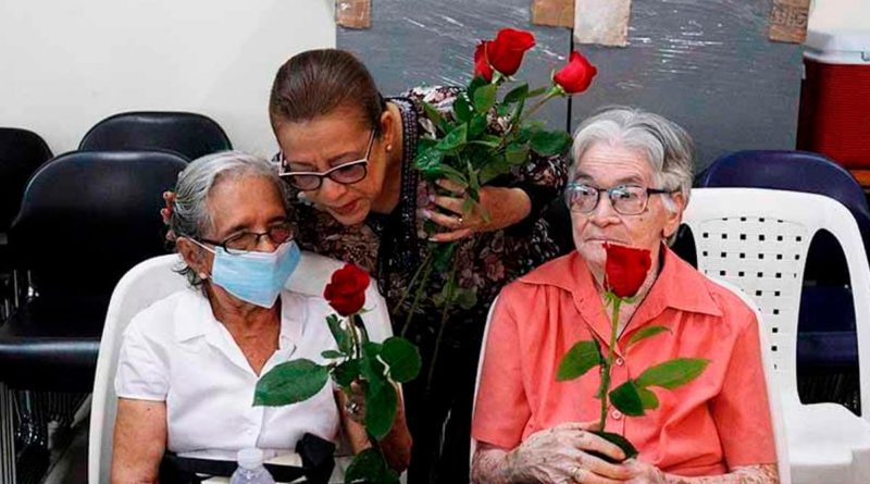 Comandante Daniel y Compañera Rosario saludan a las madres nicaragüenses