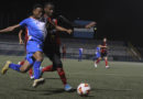 Jugadores en una partido de fútbol en el Estadio Nacional de fútbol en Managua