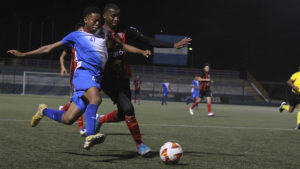 Jugadores en una partido de fútbol en el Estadio Nacional de fútbol en Managua