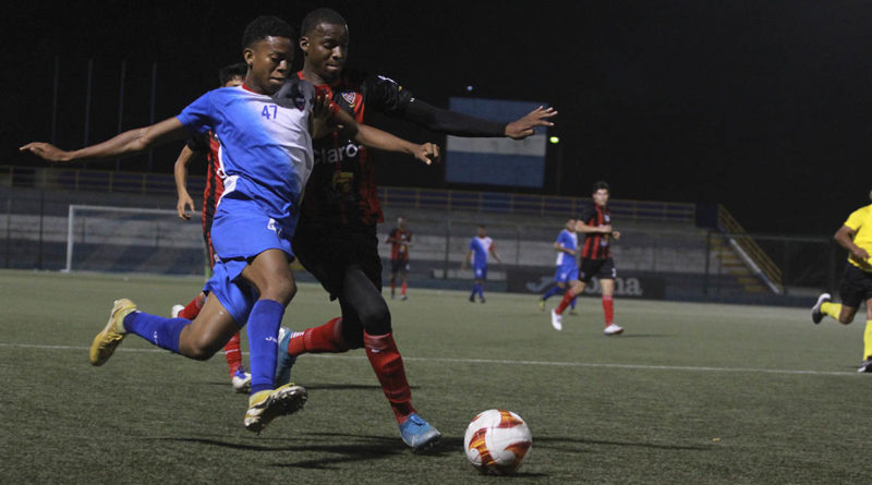 Jugadores en una partido de fútbol en el Estadio Nacional de fútbol en Managua