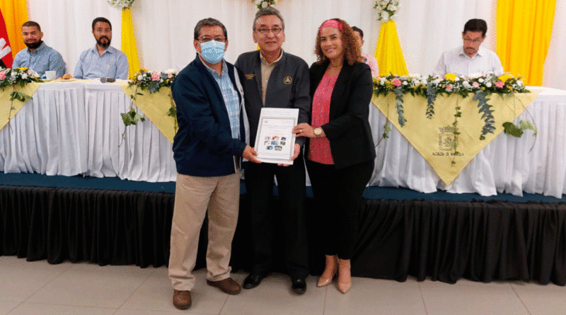 Alcaldesa de Managua, Reyna Rueda, entregando títulos de propiedad a pastores evangélicos