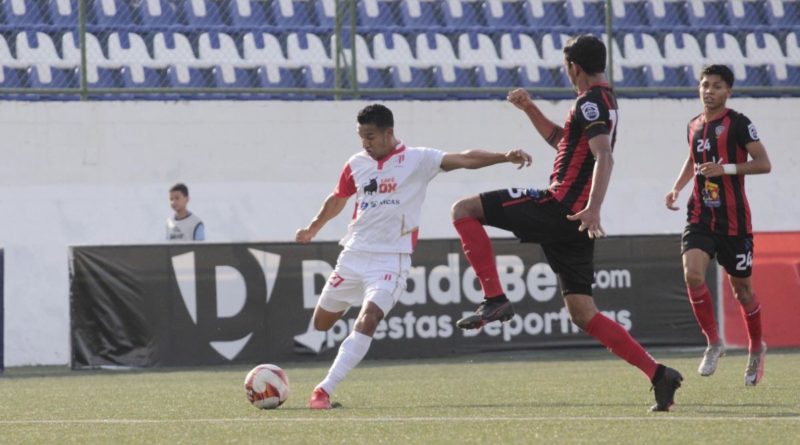 Jugadores del Walter Ferreti y Real Estelí durante el partido de ida de Torneo Clausura