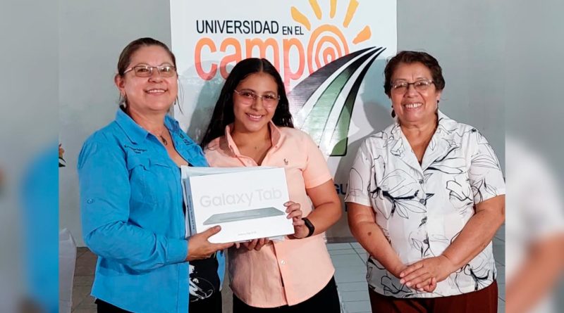 UNAN y CNU entrega reconocimientos a excelencia académica de la Universidad en el campo