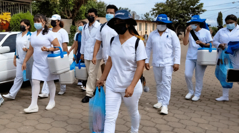 Brigadistas del Ministerio de Salud en el barrio Villa La Concha en la zona 8 de Ciudad Sandino, Managua.