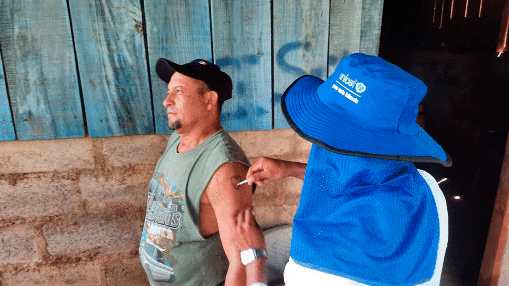 Enfermera del Ministerio de Salud de Nicaragua vacunando contra la COVID-19 a un ciudadano en el municipio de Mateare, Managua.