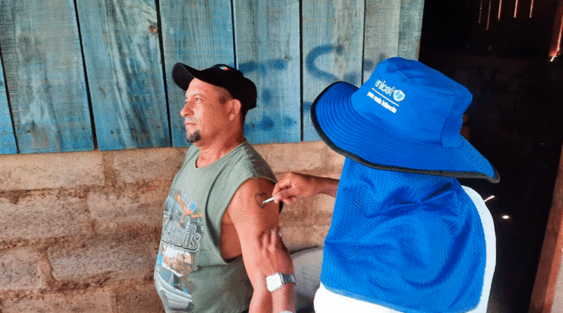 Enfermera del Ministerio de Salud de Nicaragua vacunando contra la COVID-19 a un ciudadano en el municipio de Mateare, Managua.