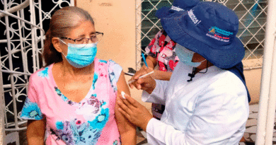 Brigadista del Ministerio de Salud de Nicaragua aplicando vacuna contra la COVID-19 a una ciudadana del barrio de Batahola Sur en Managua