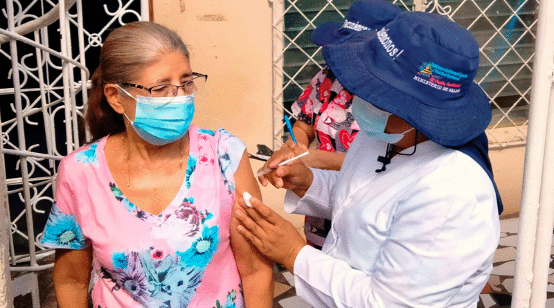 Brigadista del Ministerio de Salud de Nicaragua aplicando vacuna contra la COVID-19 a una ciudadana del barrio de Batahola Sur en Managua
