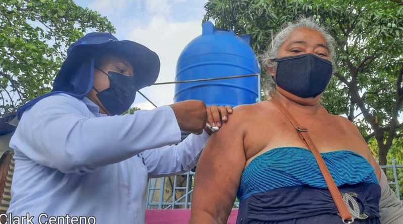 Brigadista del Ministerio de Salud aplica vacuna contra el COVID-19 a pobladora del barrio Bello Amenecer en Ciudad Sandino