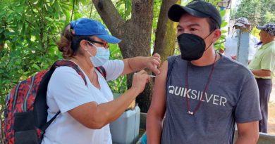 Brigadista del Ministerio de Salud aplica vacuna contra el COVID-19 a poblador de la comunidad Leonel Reinosa en Ticuantepe