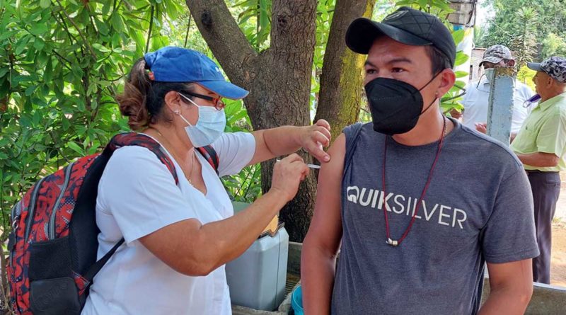 Brigadista del Ministerio de Salud aplica vacuna contra el COVID-19 a poblador de la comunidad Leonel Reinosa en Ticuantepe