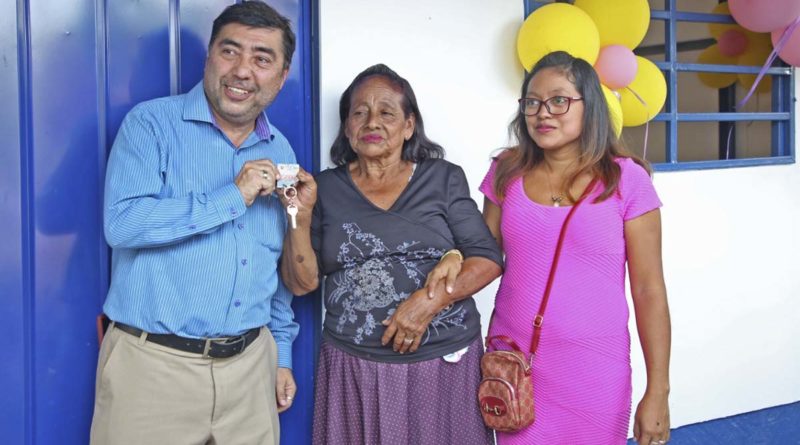 Vicealcalde de Managua, Enrique Armas entrega llaves de la vivienda a familia del barrio San Sebastián