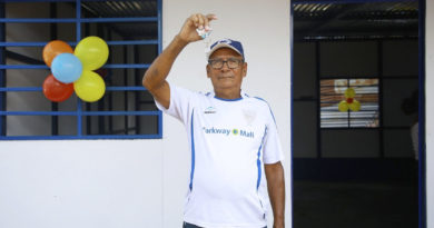 Poblador de Villa Reconciliación Sur tras recibir su nueva vivienda digna