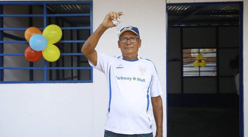 Poblador de Villa Reconciliación Sur tras recibir su nueva vivienda digna