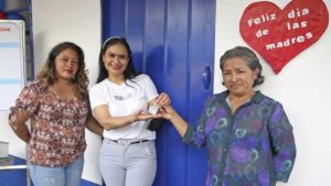 Secretaria del Consejo Municipal de la Alcaldía de Managua, Jennifer Porras, entrega las llaves de las viviendas a las protagonistas en el barrio La Luz