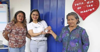 Secretaria del Consejo Municipal de la Alcaldía de Managua, Jennifer Porras, entrega las llaves de las viviendas a las protagonistas en el barrio La Luz