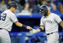 Jugadores de los Yankees de Nueva York celebran sus décima victoria