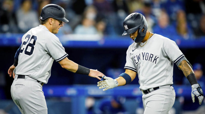 Jugadores de los Yankees de Nueva York celebran sus décima victoria