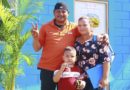 Familia muestra las llaves de su nueva vivienda recibida en Villa Jerusalén