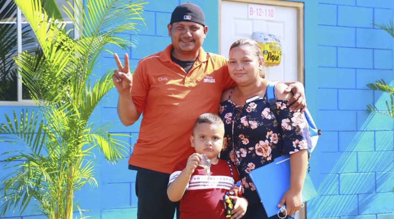 Familia muestra las llaves de su nueva vivienda recibida en Villa Jerusalén