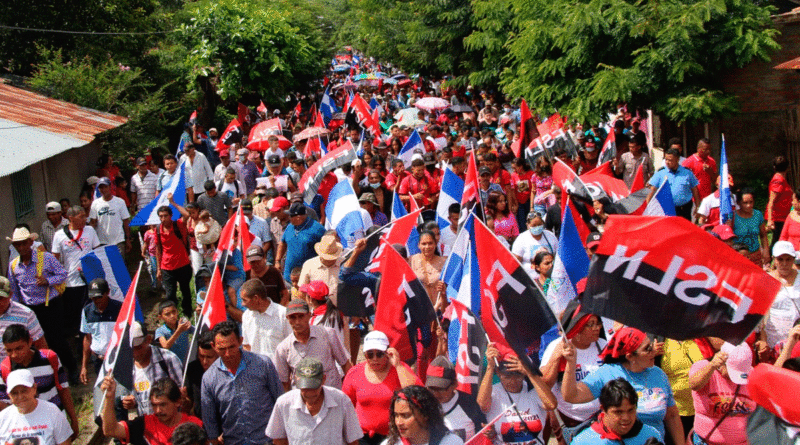 Habitantes del municipio de Achuapa, León, participando en caminata, celebrando el 43 aniversario de su liberación