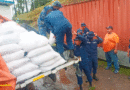 Efectivos de la Fuerza Naval del Ejército de Nicaragua descargando paquetes alimenticios en Bluefields