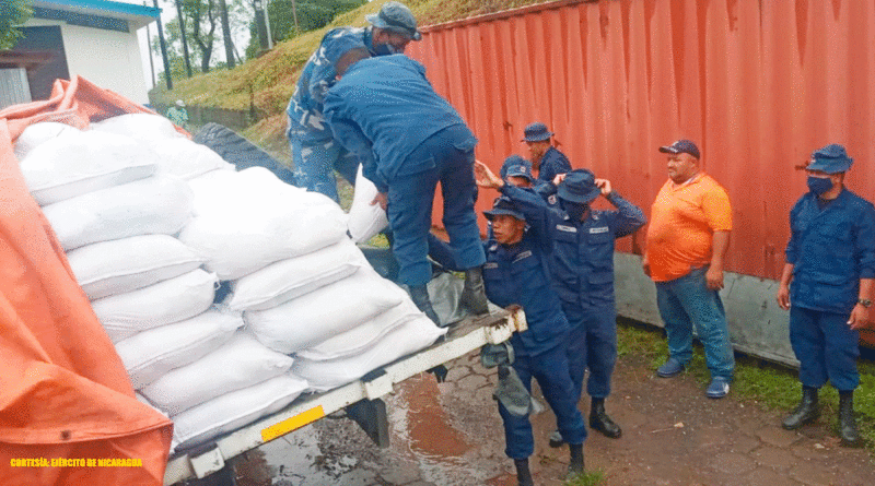 Efectivos de la Fuerza Naval del Ejército de Nicaragua descargando paquetes alimenticios en Bluefields