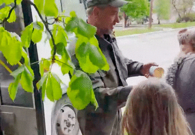 Conductor de un autobús de una misión humanitaria de la Milicia Popular de Donetsk entregando su ración de comida a unas niñas en un pueblo liberado de las fuerzas ucranianas