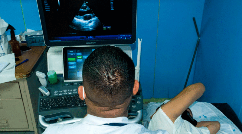 Médico del Hospital Lenín Fonseca realizando ecocardiograma