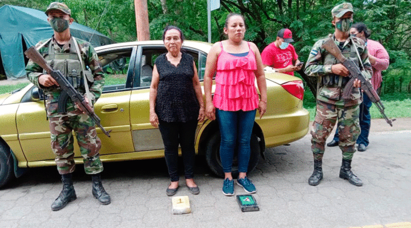 Personas detenidas con 2 paquetes rectangulares de cocaína en el sector de río Sapoá, municipio de Cárdenas, departamento de Rivas.