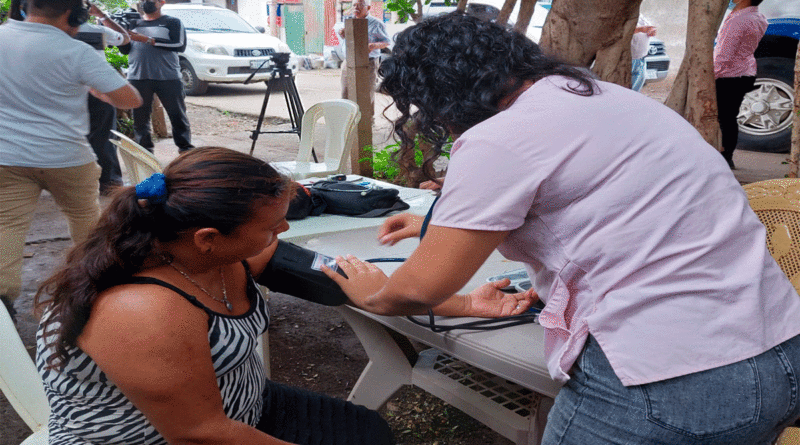 Habitante del barrio René Cisneros de Managua, recibiendo atención en la Feria de salud del MINSA.